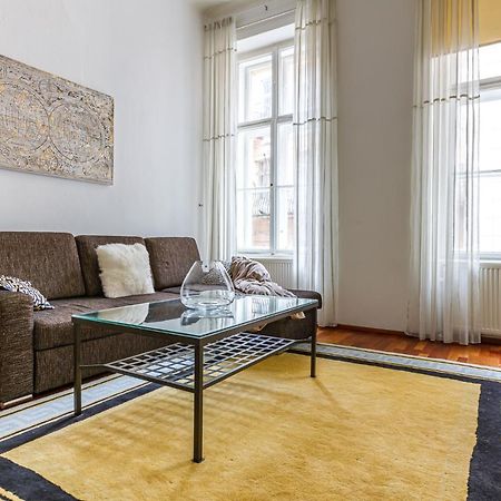 Newly Renovated Apartment In The Old Town Братислава Екстериор снимка
