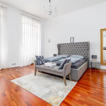 Newly Renovated Apartment In The Old Town Братислава Екстериор снимка