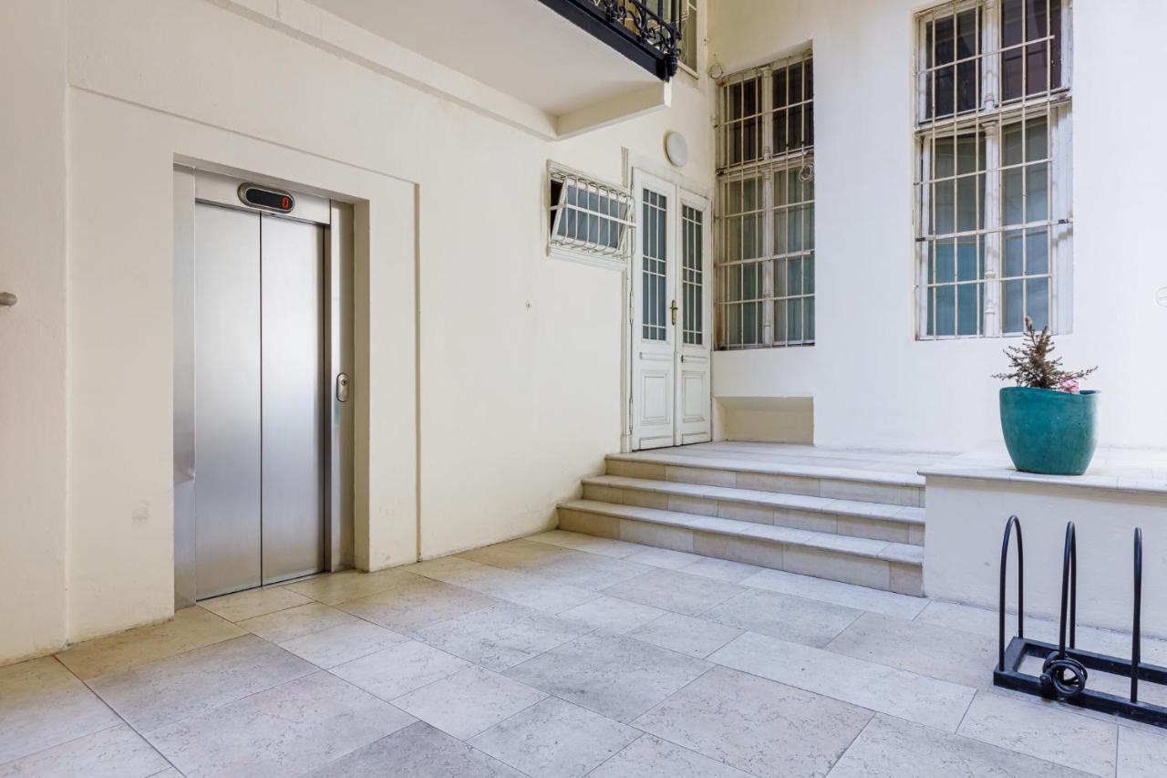 Newly Renovated Apartment In The Old Town Братислава Екстериор снимка
