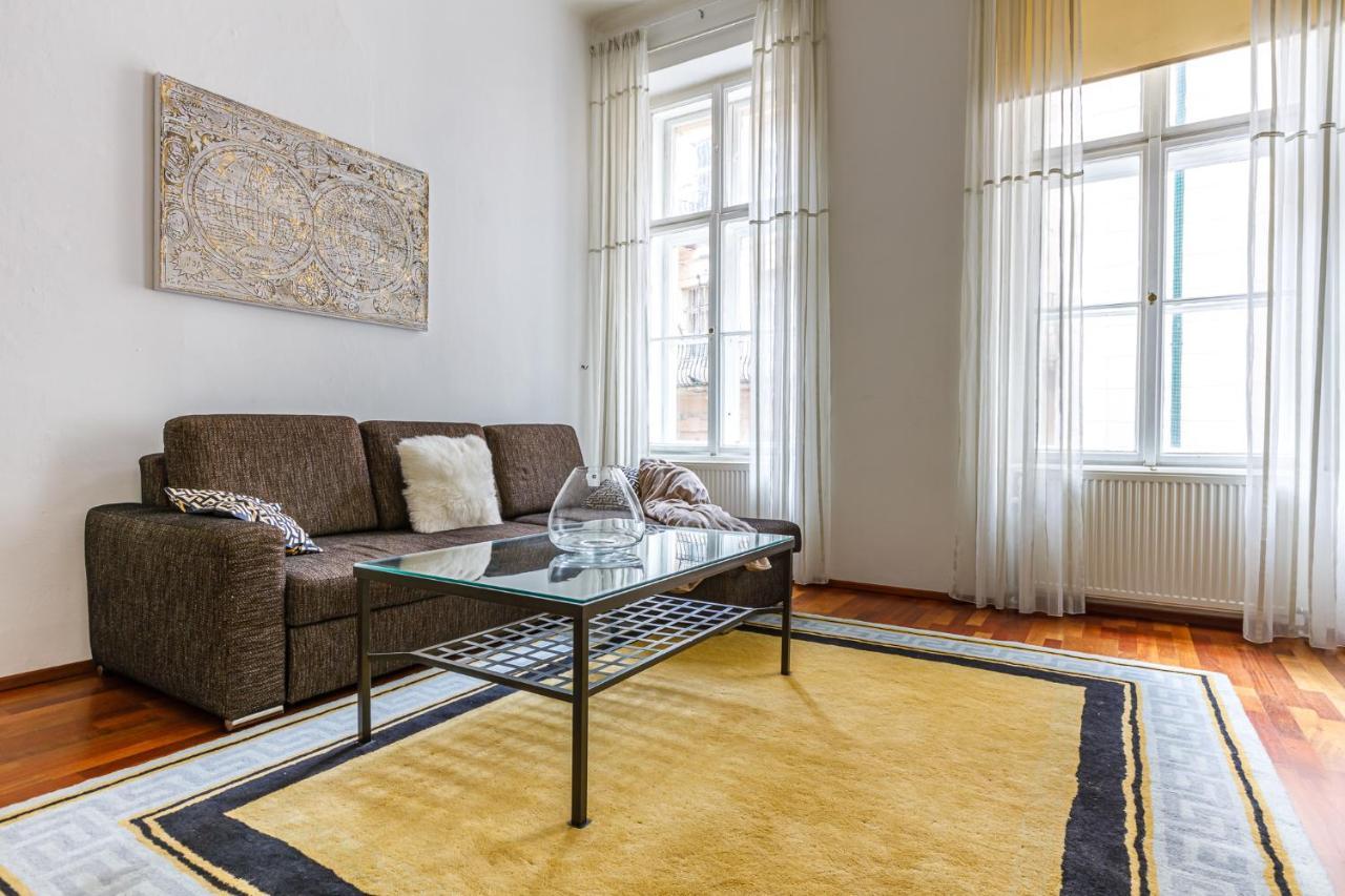 Newly Renovated Apartment In The Old Town Братислава Екстериор снимка