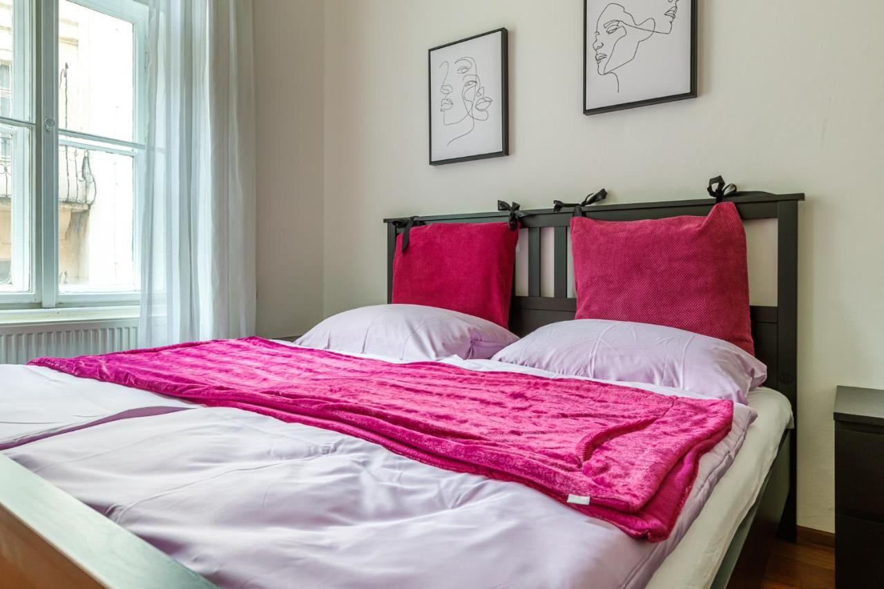 Newly Renovated Apartment In The Old Town Братислава Екстериор снимка