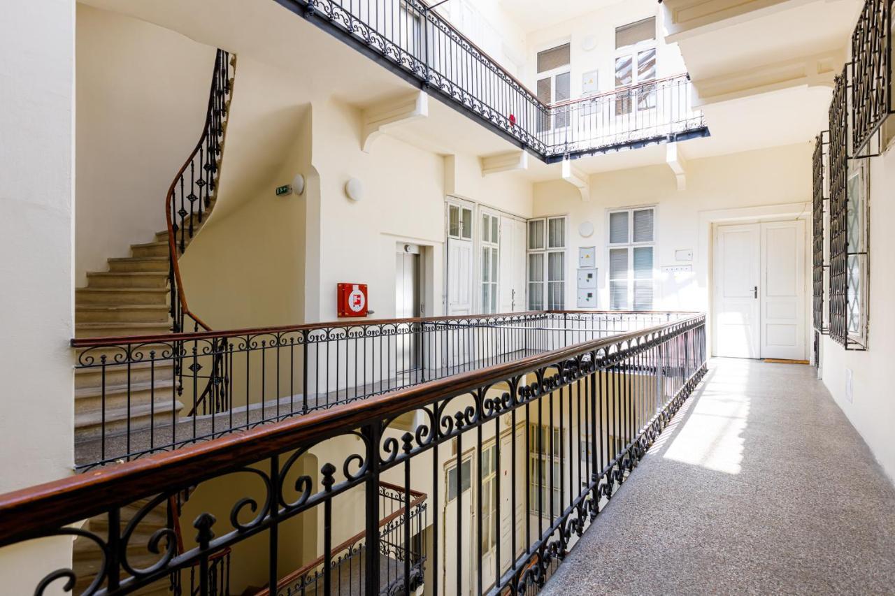 Newly Renovated Apartment In The Old Town Братислава Екстериор снимка