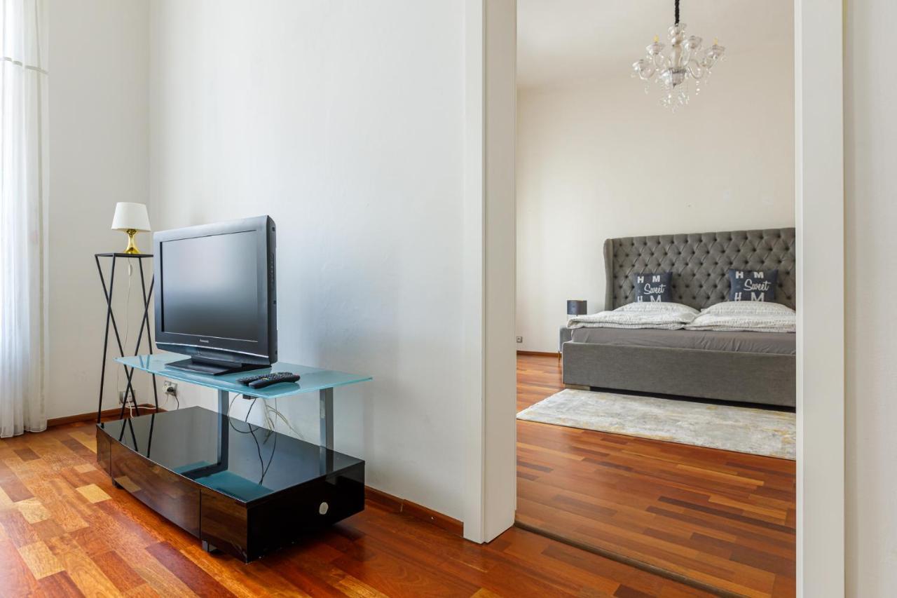 Newly Renovated Apartment In The Old Town Братислава Екстериор снимка