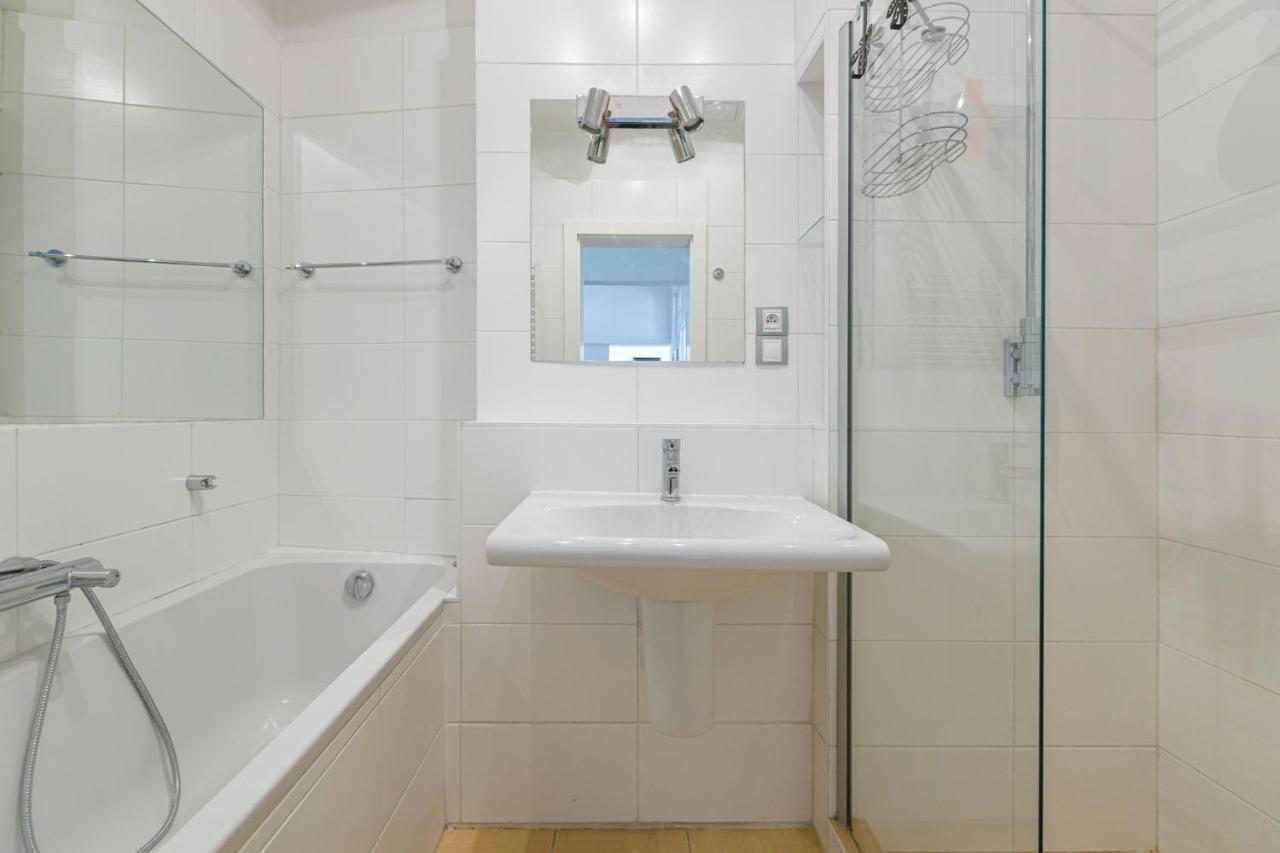 Newly Renovated Apartment In The Old Town Братислава Екстериор снимка